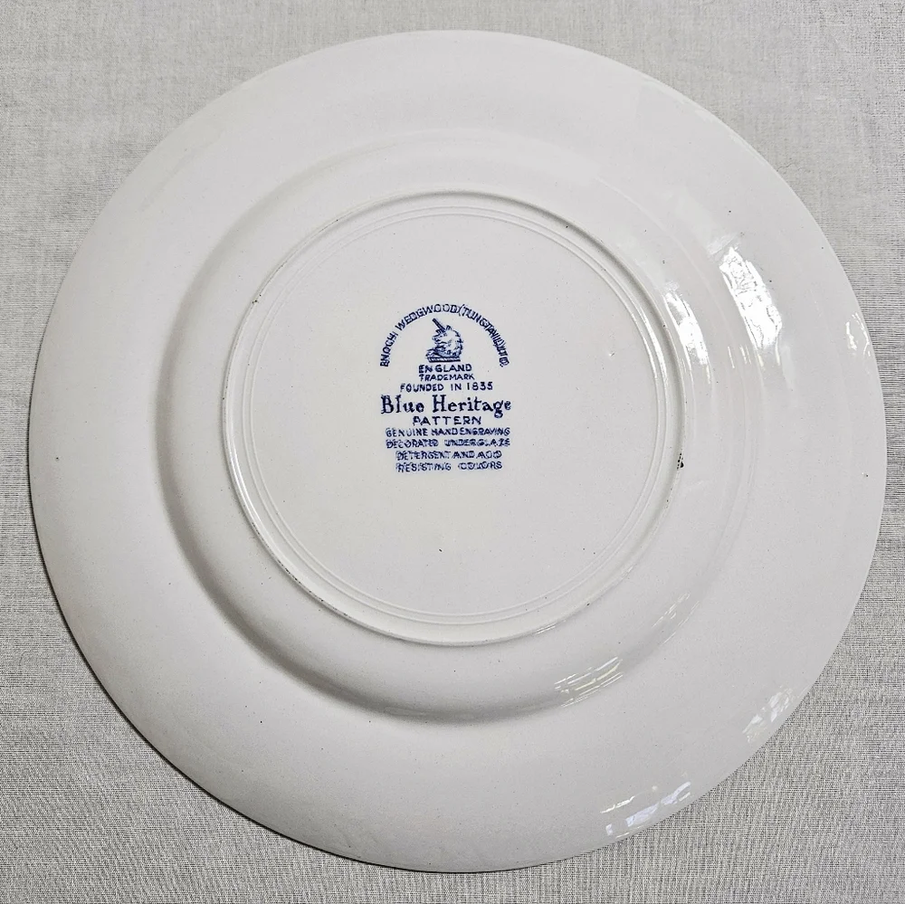 Vtg. Wedgewood Blue Heritage Dinner Plate England Hand‎ Engraving EUC White 10